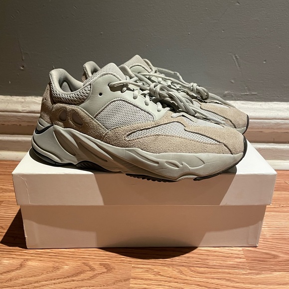 Adidas Yeezy Boost 700